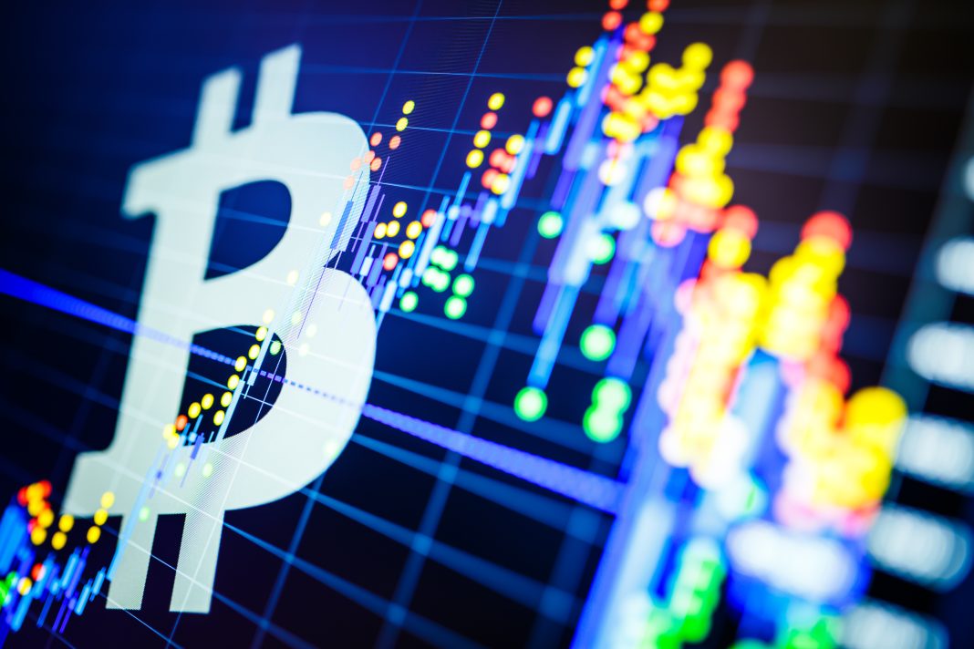 Datenanalyse im Austausch Börse: die Kerze Zeichen auf dem Display. Analytics Preisänderung Kryptowährung BTC zu USD (Bitcoin / US Dollar), das beliebteste Paar in der Welt. Große Bitcoin-Logo.