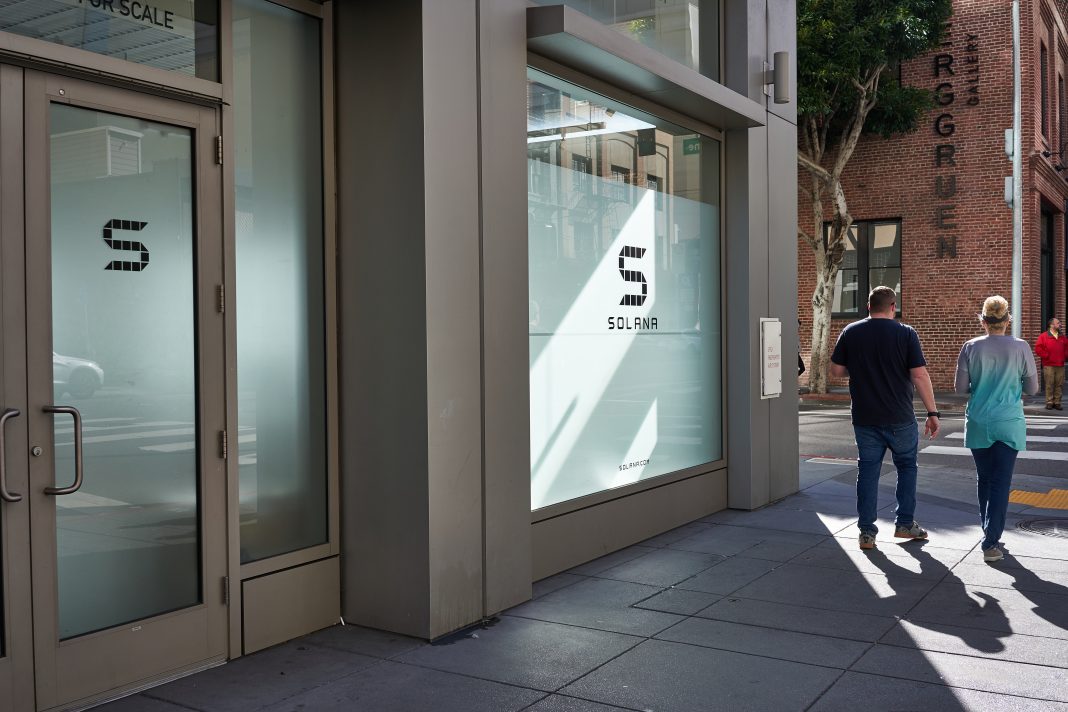 San Francisco, CA - 8 feb, 2020: Mensen lopen langs het Solana kantoor in San Francisco, Californië. Solana bouwt snelle, veilige en schaalbare blockchain-netwerken voor gedistribueerde apps, marktplaatsen en bedrijfstoepassingen.