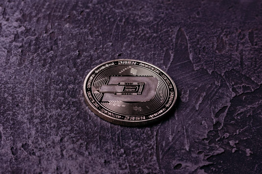 Dash Münze der Kryptowährung auf einem dunklen Hintergrund
