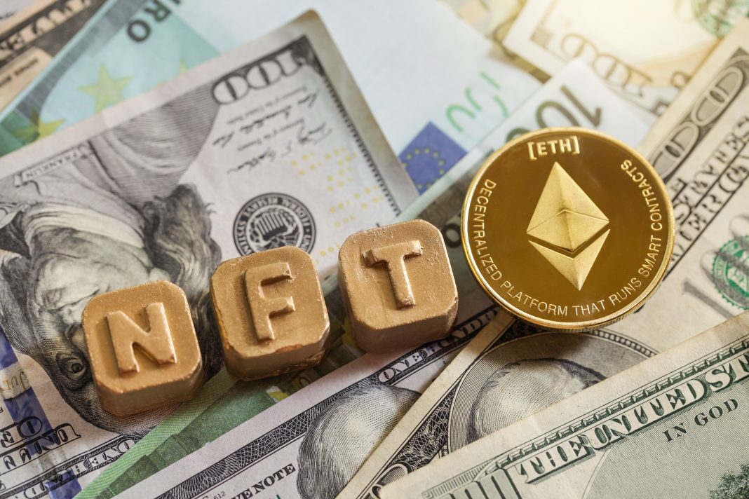 Nicht-fungible Token. Gold Brief NFT und Münze Ethereum. Blockchain Kryptowährung Münze auf dem Hintergrund der Dollar