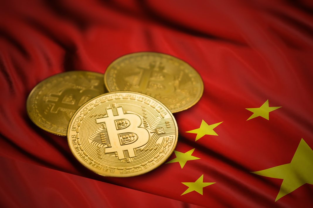 Bitcoin-Münzen auf China-Flagge